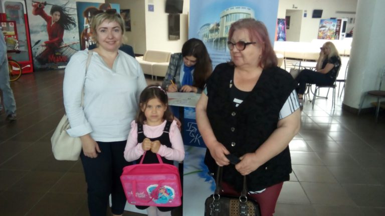 поддержка-малоимущих-семей-минск-альтера-портфель-первоклассника-2020-семья