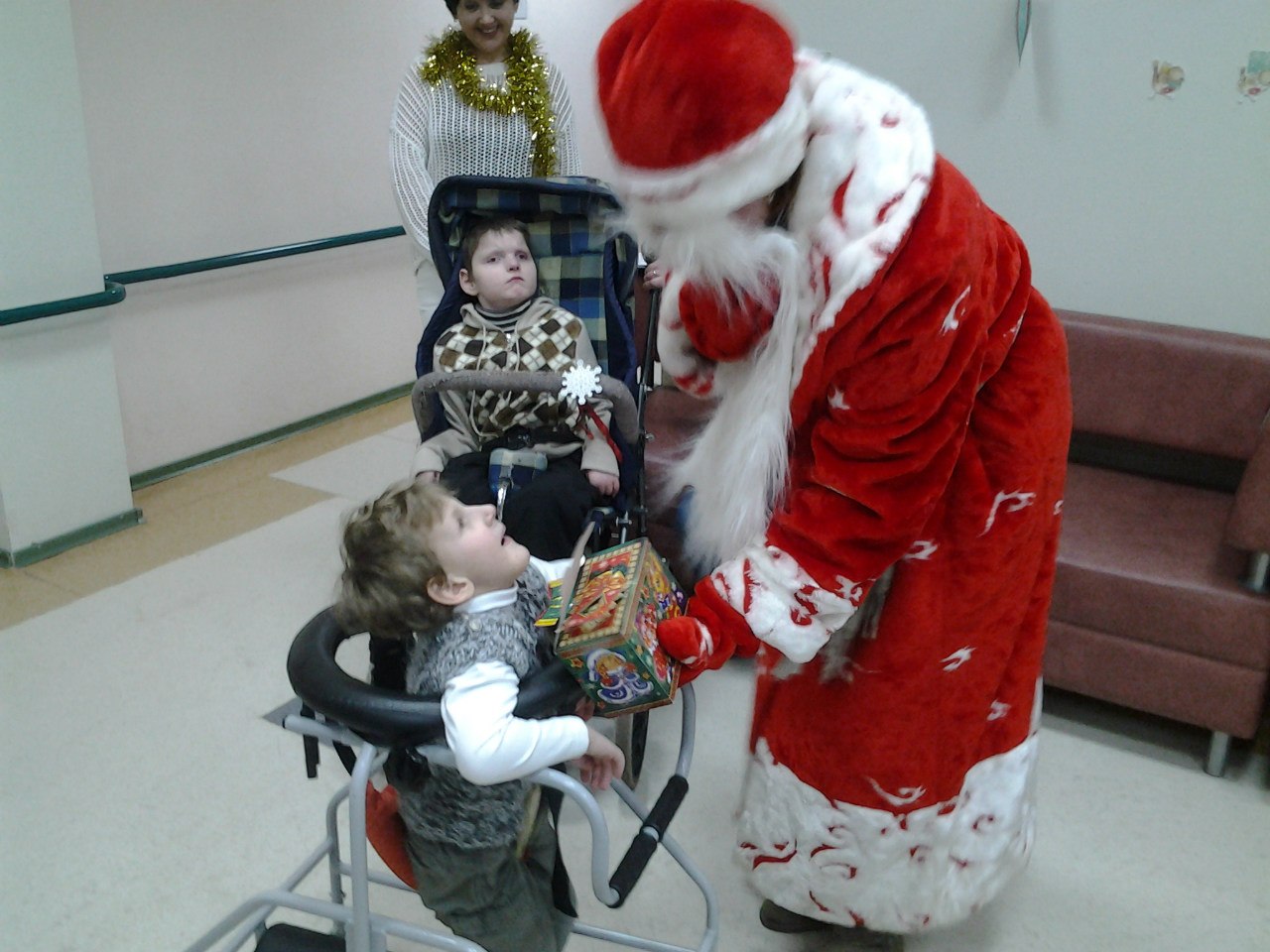 santa-clause-comes-charity-action-belarus-3